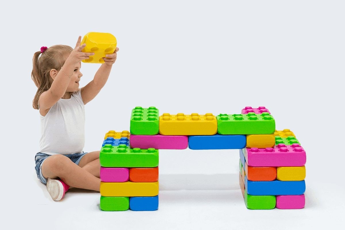 crianca brincando com blocos de montar