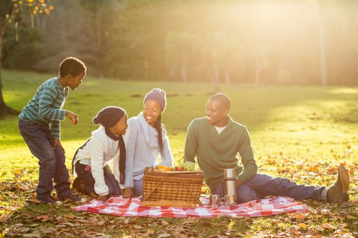 familia fazendo piquenique em parque
