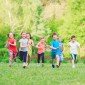 crianças correndo no parque para estimular atividade física na infância