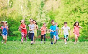 crianças correndo no parque para estimular atividade física na infância