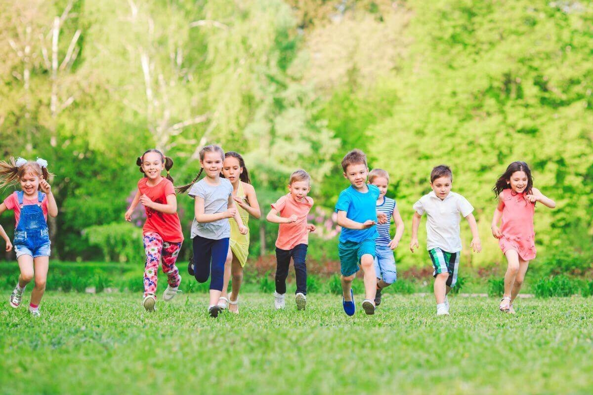 criancas correndo no parque para estimular atividade fisica na infancia