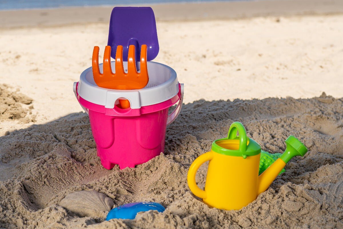 baldinho e regador com brinquedos para a praia