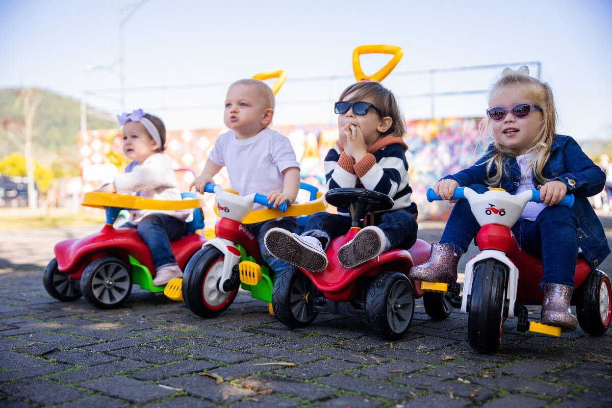 crianças sentadas em carrinhos de passeio