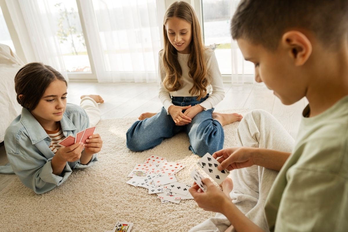 criancas brincando com cartas