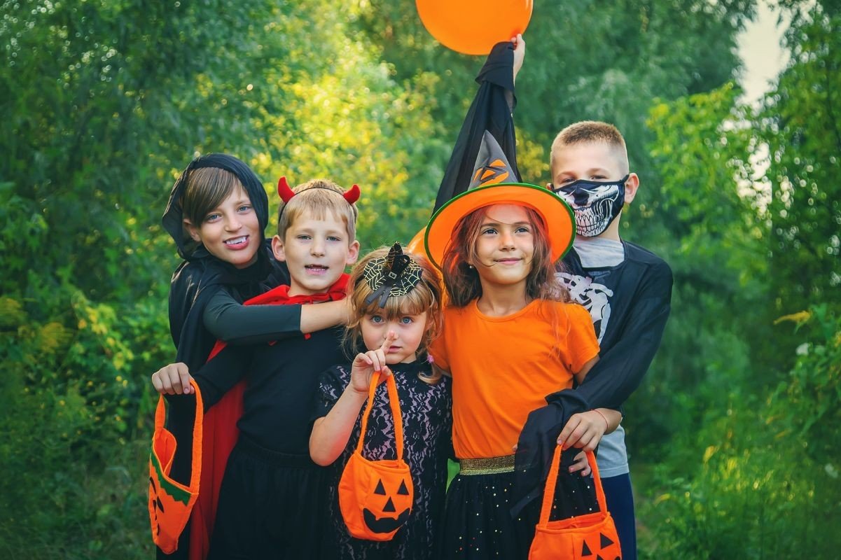criancas buscando por doces de halloween