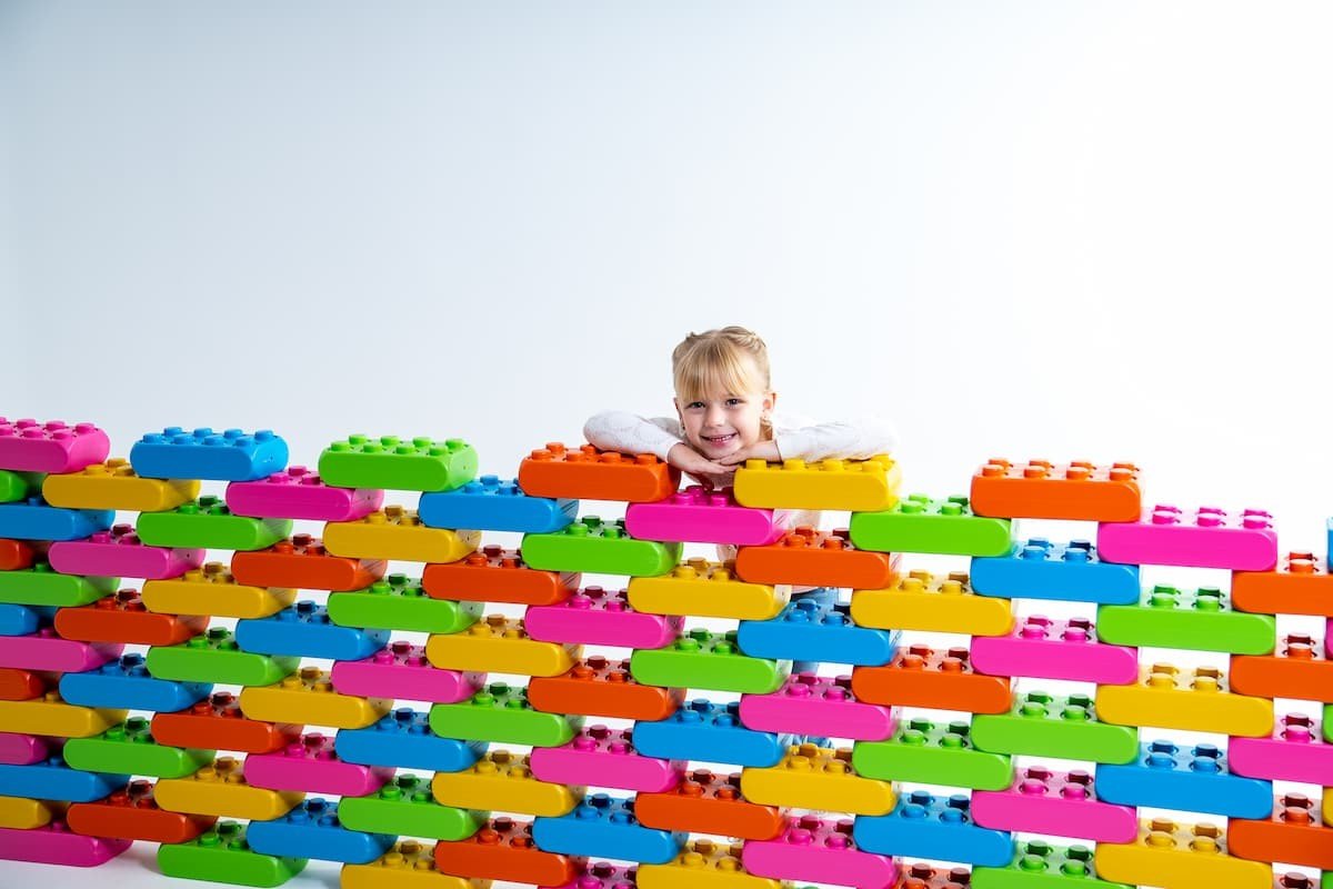 parede de blocos de montar de brinquedos