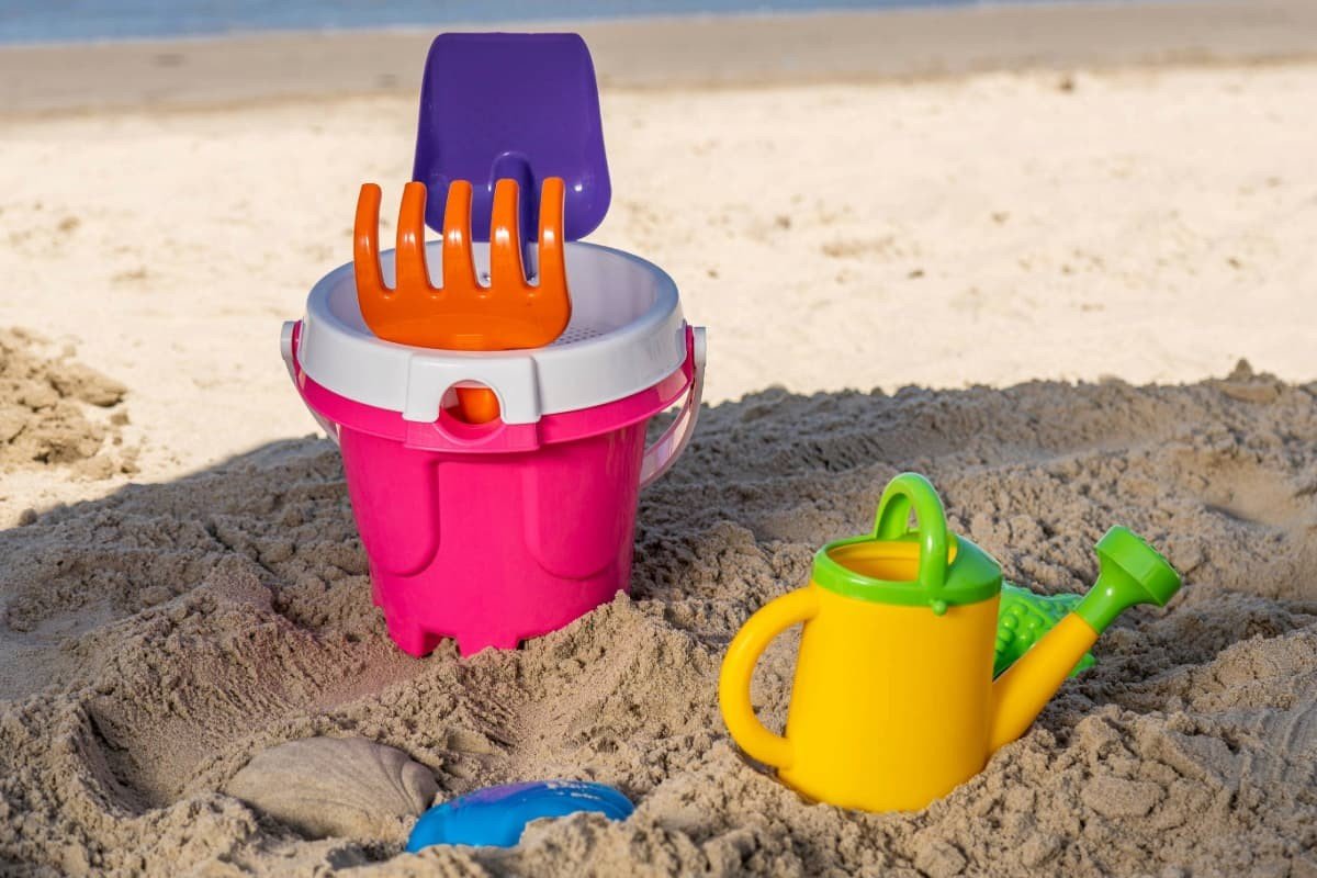 baldão com brinquedos de praia