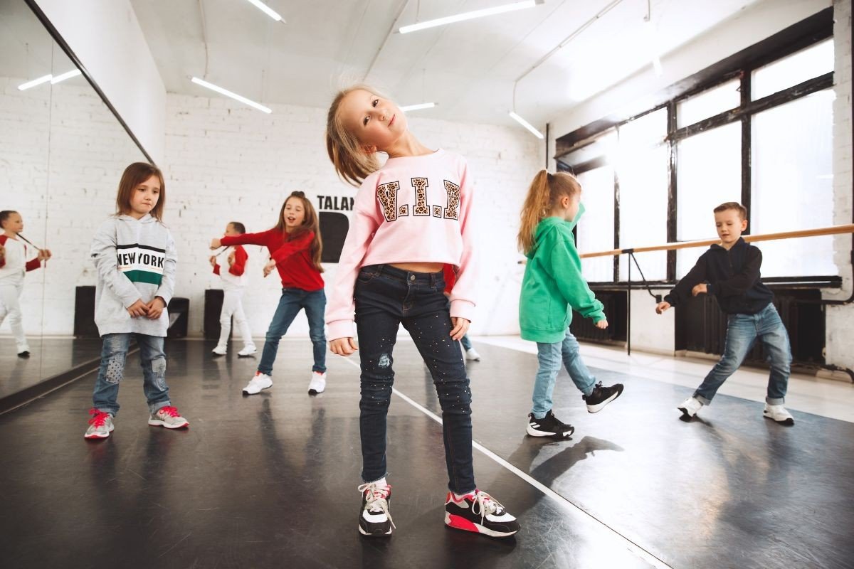 criancas fazendo coreografia de danca