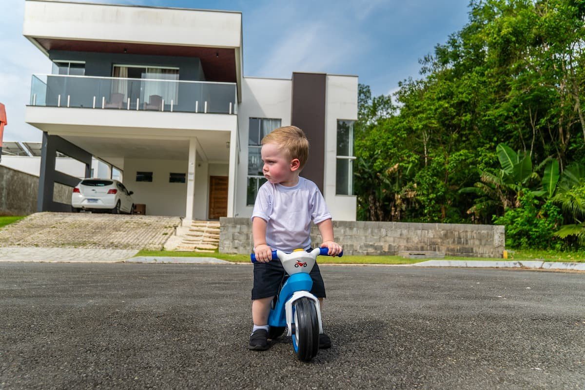 crianca brincando com bicicleta de equilibrio