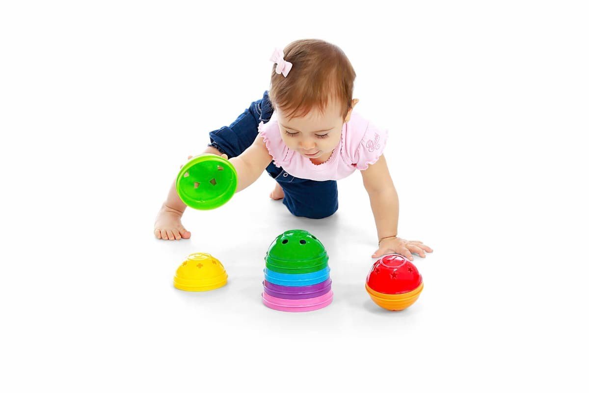 menina brincando com bola didática