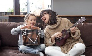 mãe e filha tocando instrumentos musicais
